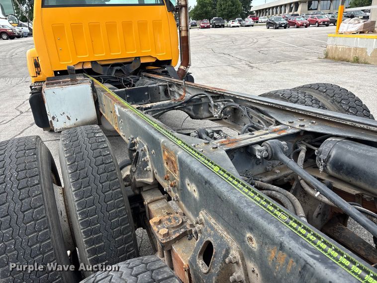 image for item FG0571 1999 Chevrolet C8500 truck cab and chassis
