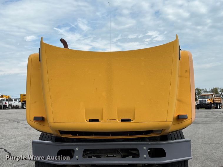 image for item FG0571 1999 Chevrolet C8500 truck cab and chassis