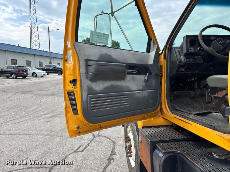 image for item FG0571 1999 Chevrolet C8500 truck cab and chassis