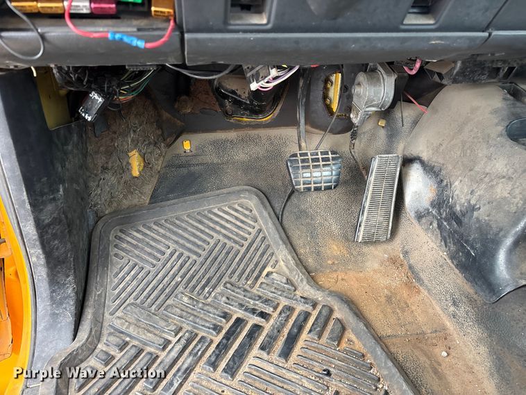 image for item FG0571 1999 Chevrolet C8500 truck cab and chassis