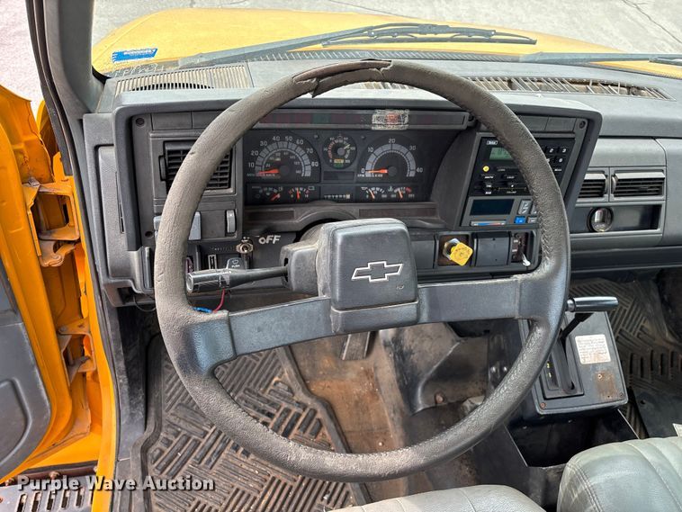 image for item FG0571 1999 Chevrolet C8500 truck cab and chassis