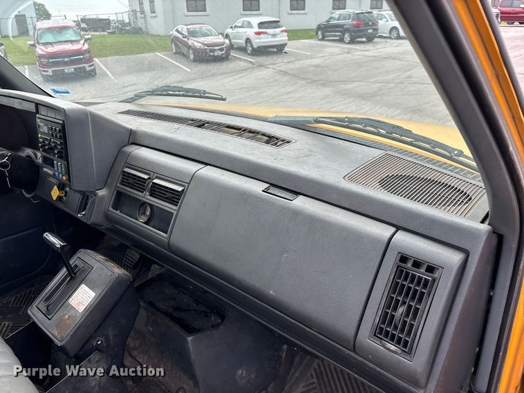 image for item FG0571 1999 Chevrolet C8500 truck cab and chassis