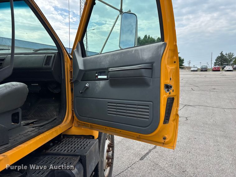 image for item FG0571 1999 Chevrolet C8500 truck cab and chassis