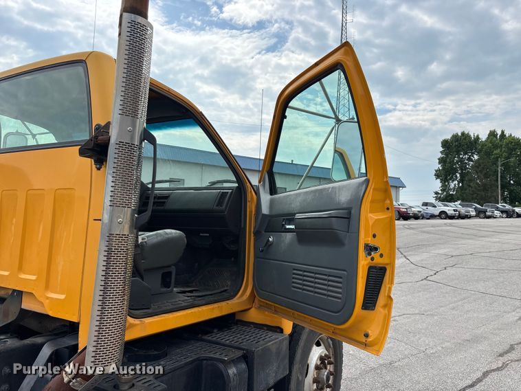 image for item FG0571 1999 Chevrolet C8500 truck cab and chassis