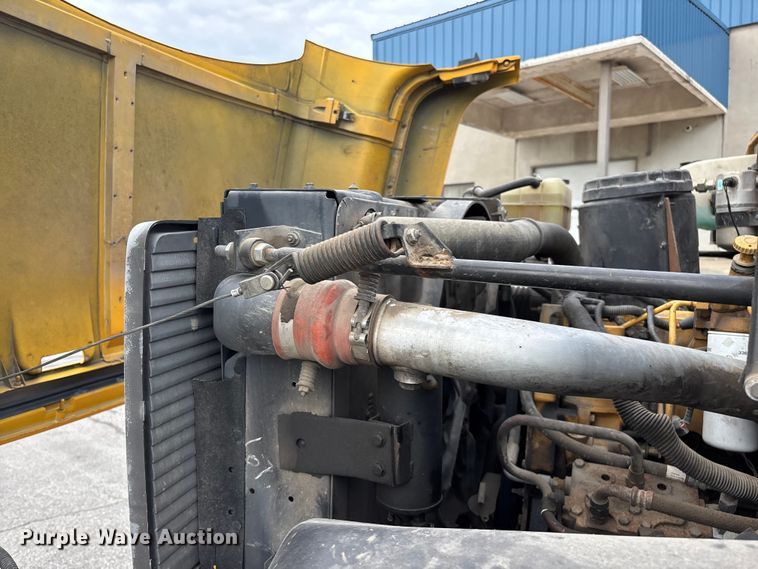 image for item FG0571 1999 Chevrolet C8500 truck cab and chassis