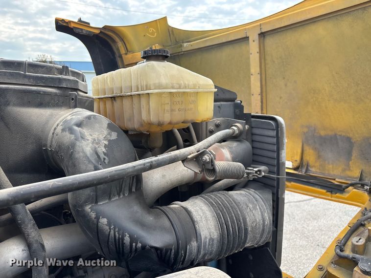 image for item FG0571 1999 Chevrolet C8500 truck cab and chassis