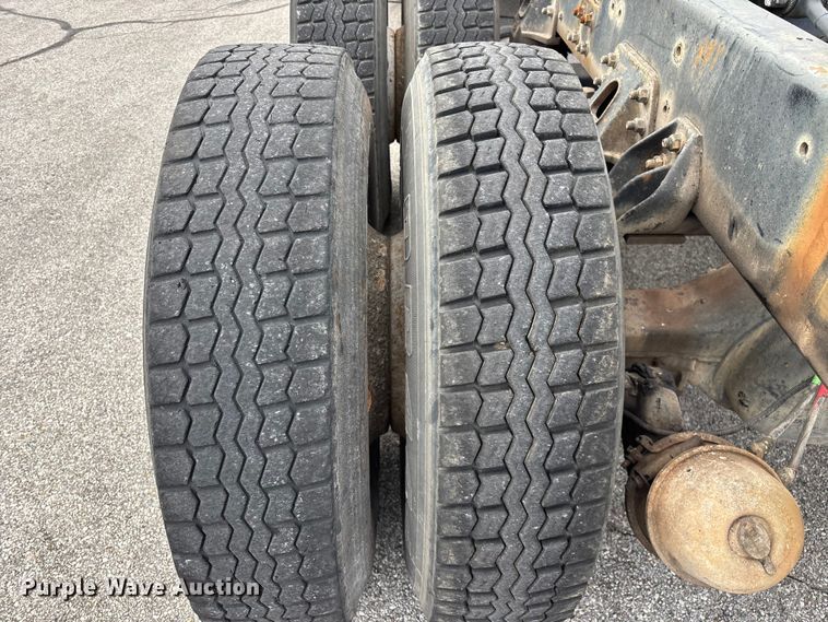 image for item FG0571 1999 Chevrolet C8500 truck cab and chassis