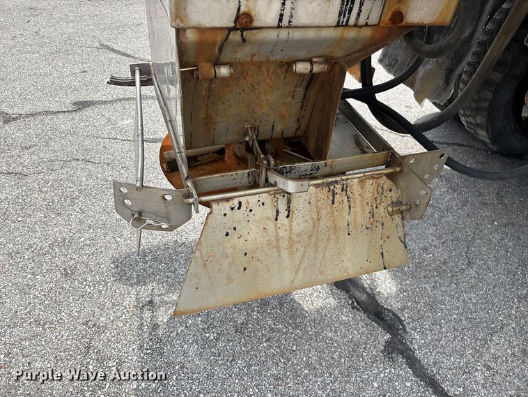 image for item FG0572 2010 International 7600 dump truck