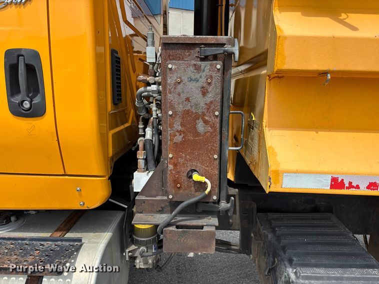 image for item FG0572 2010 International 7600 dump truck