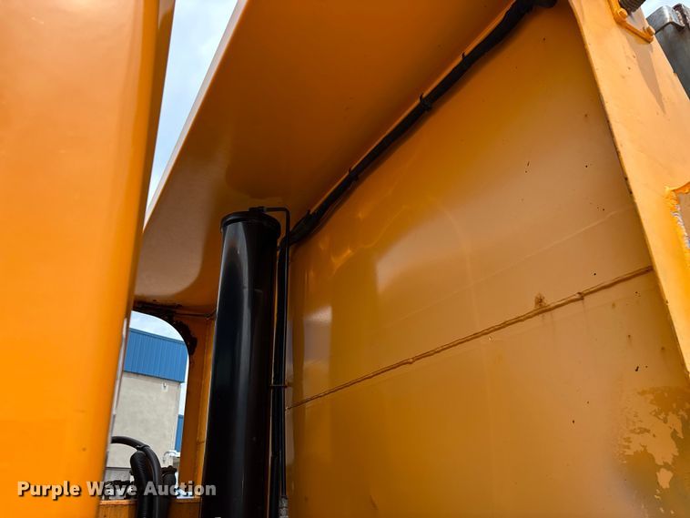 image for item FG0572 2010 International 7600 dump truck