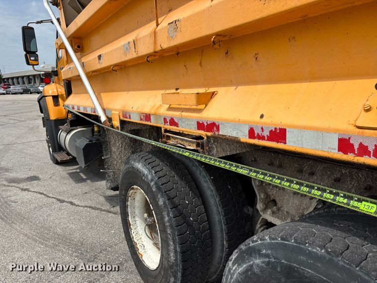 image for item FG0572 2010 International 7600 dump truck
