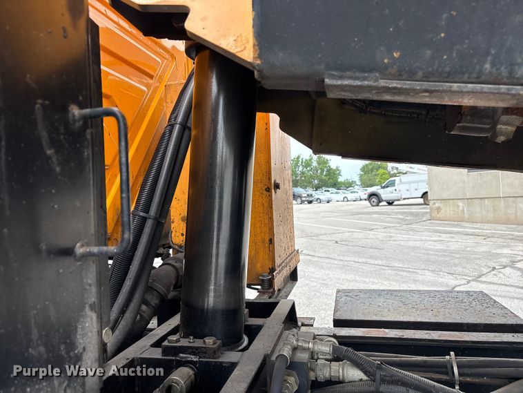 image for item FG0572 2010 International 7600 dump truck
