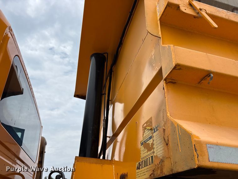 image for item FG0572 2010 International 7600 dump truck