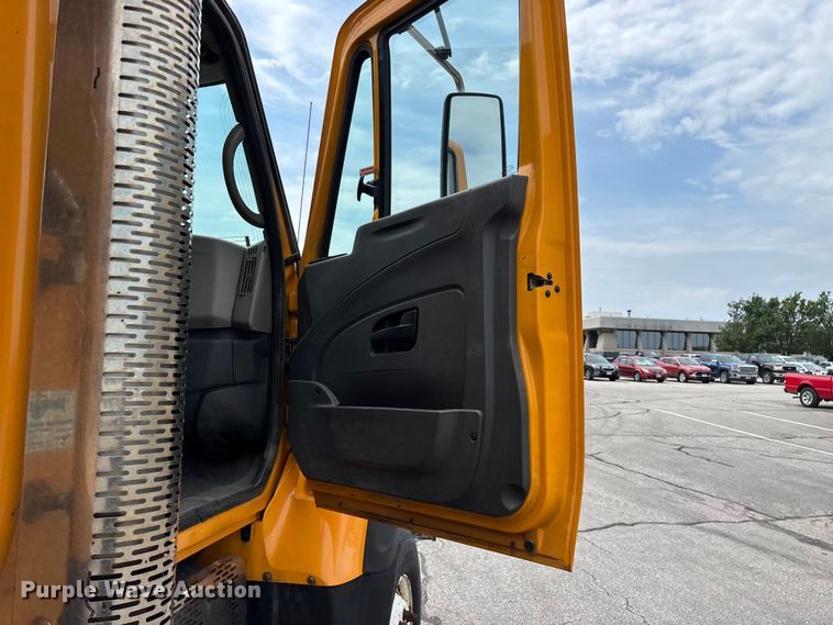 image for item FG0572 2010 International 7600 dump truck