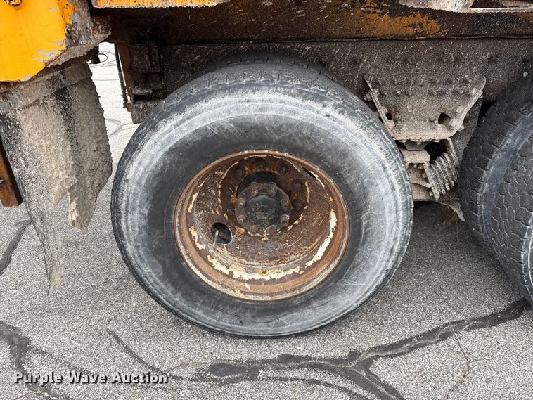 image for item FG0572 2010 International 7600 dump truck