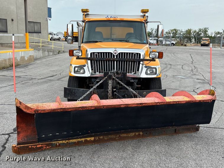 image for item FG0573 2006 International 7400 dump truck