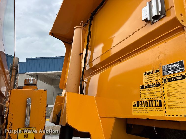 image for item FG0573 2006 International 7400 dump truck