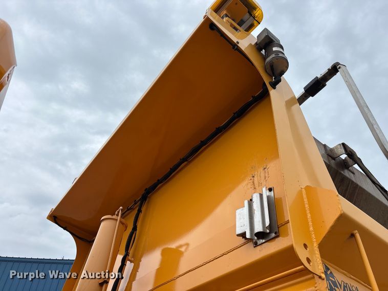 image for item FG0573 2006 International 7400 dump truck