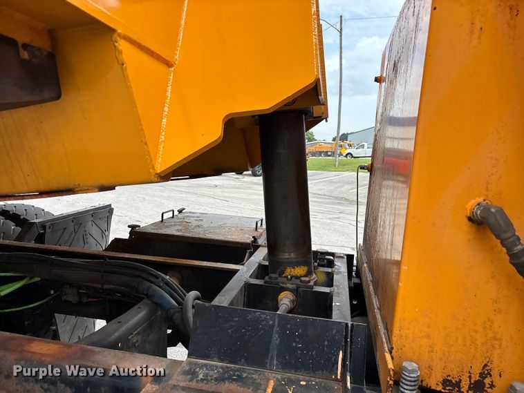 image for item FG0573 2006 International 7400 dump truck