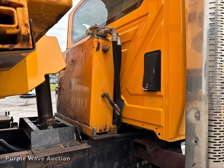 image for item FG0573 2006 International 7400 dump truck