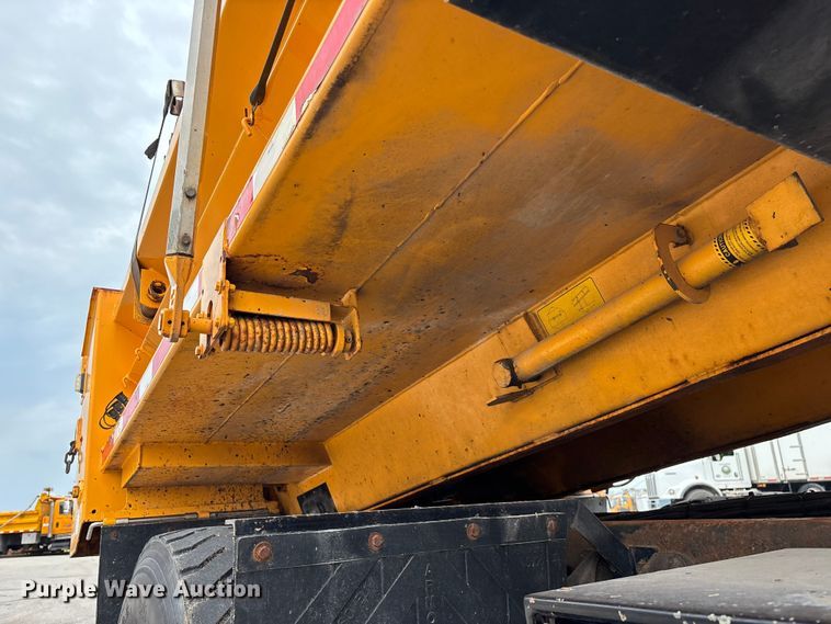 image for item FG0573 2006 International 7400 dump truck