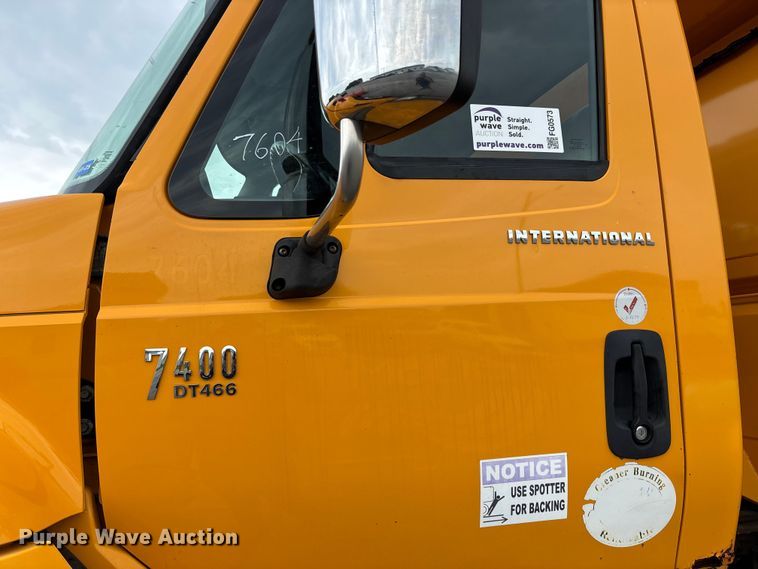 image for item FG0573 2006 International 7400 dump truck