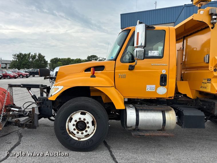 image for item FG0573 2006 International 7400 dump truck
