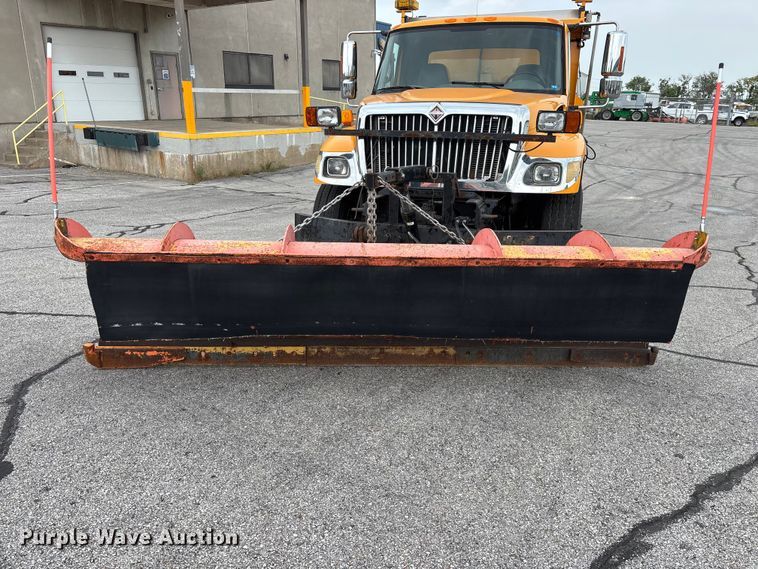 image for item FG0573 2006 International 7400 dump truck