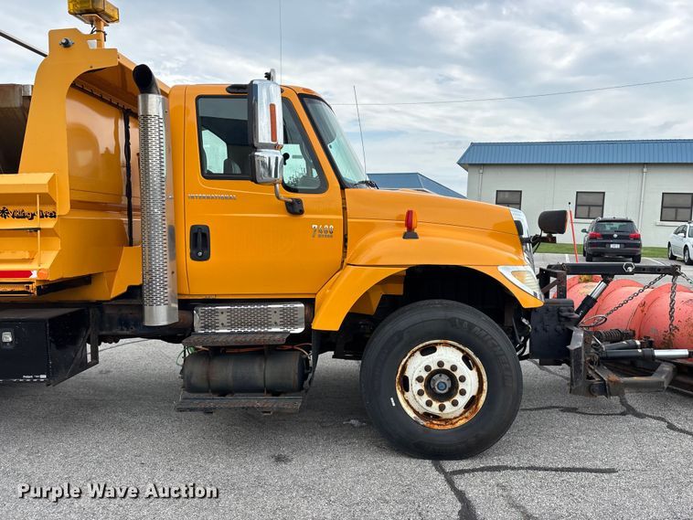 image for item FG0573 2006 International 7400 dump truck