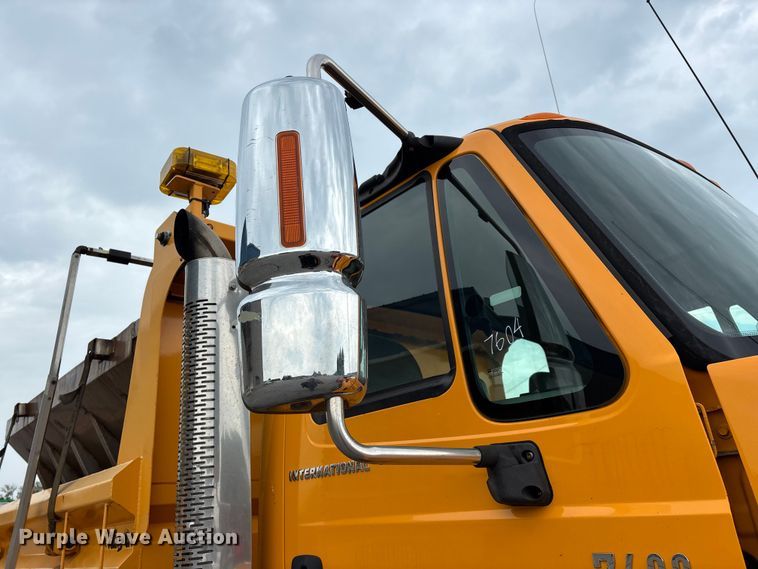 image for item FG0573 2006 International 7400 dump truck