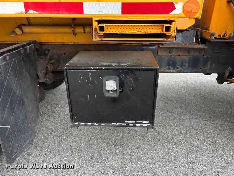 image for item FG0573 2006 International 7400 dump truck