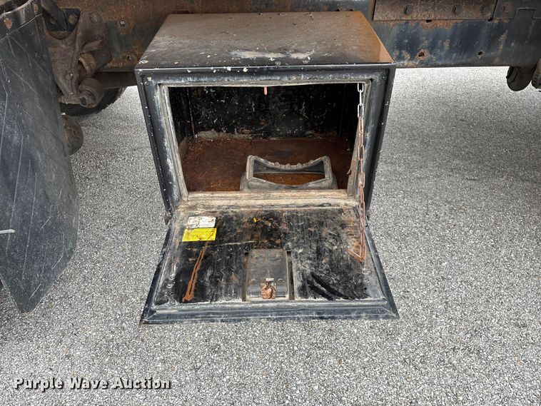 image for item FG0573 2006 International 7400 dump truck