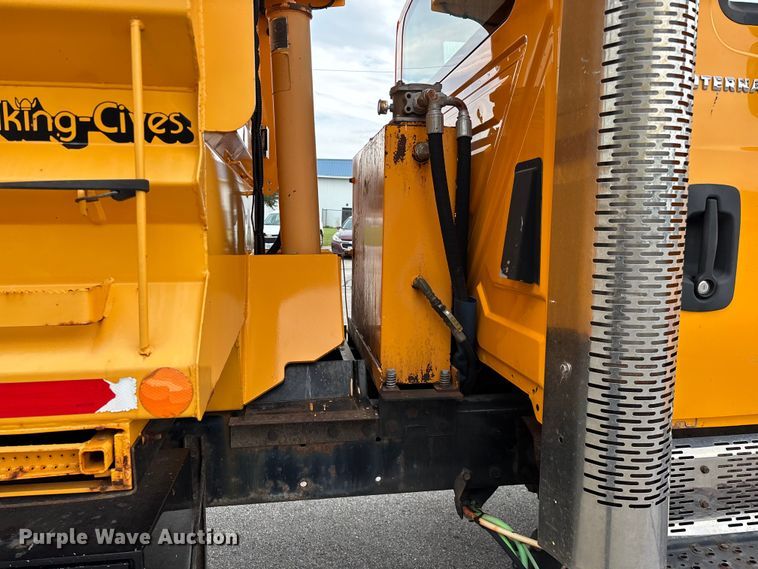 image for item FG0573 2006 International 7400 dump truck