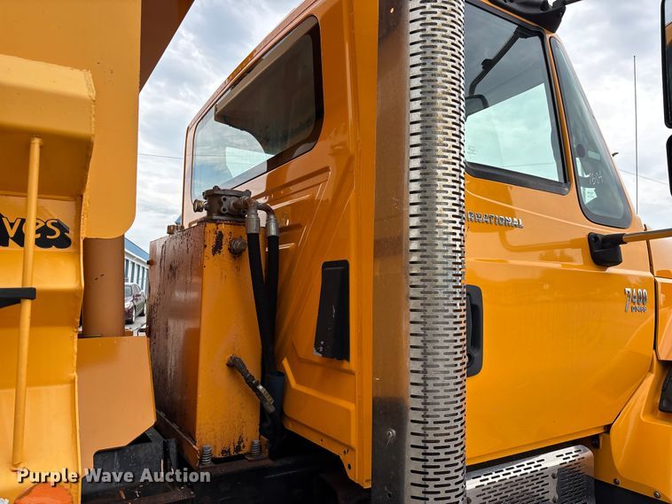 image for item FG0573 2006 International 7400 dump truck