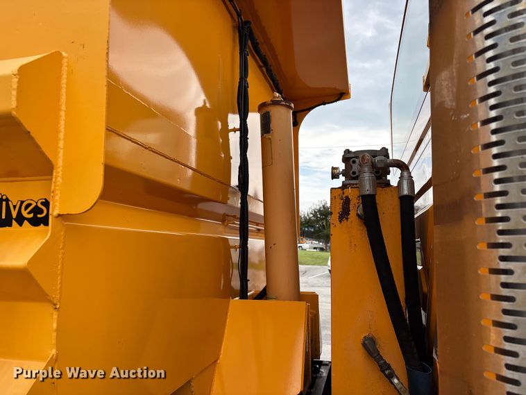 image for item FG0573 2006 International 7400 dump truck