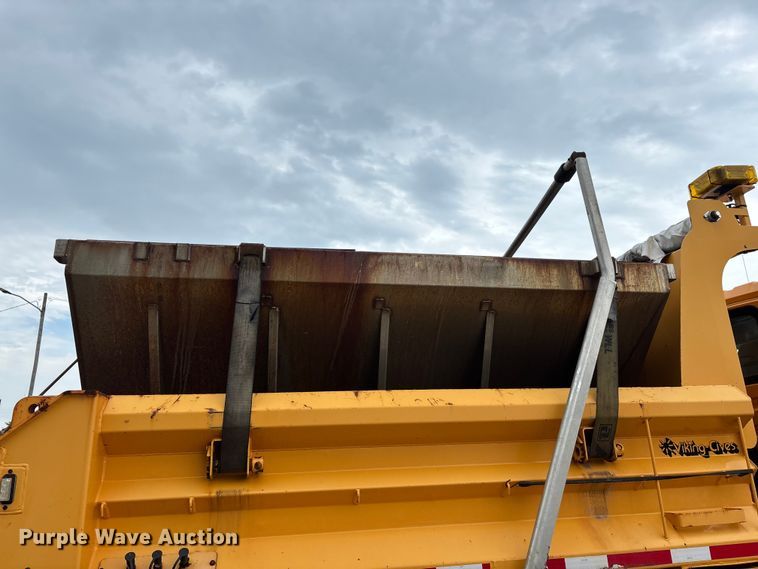 image for item FG0573 2006 International 7400 dump truck