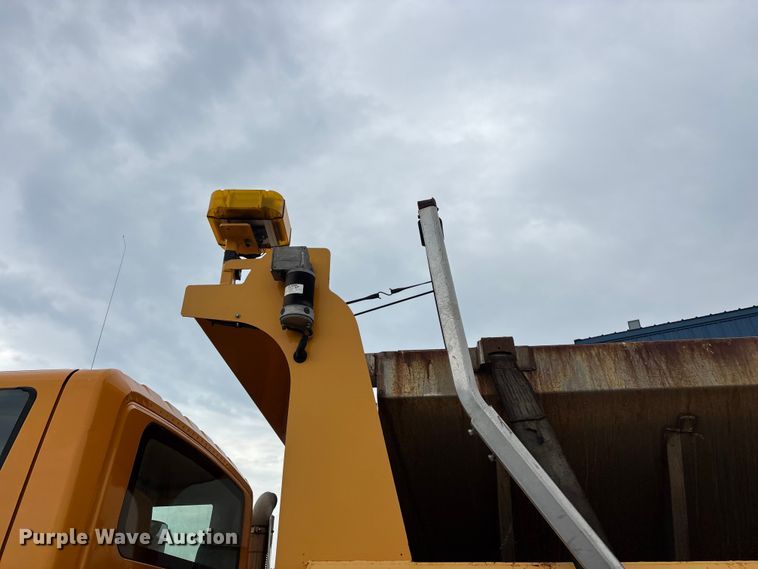 image for item FG0573 2006 International 7400 dump truck