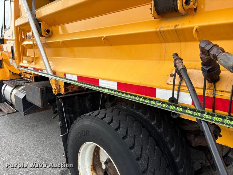 image for item FG0573 2006 International 7400 dump truck
