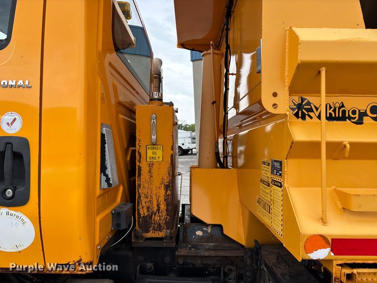 image for item FG0573 2006 International 7400 dump truck
