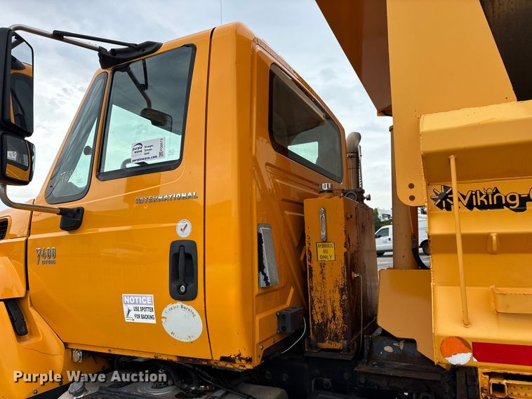 image for item FG0573 2006 International 7400 dump truck
