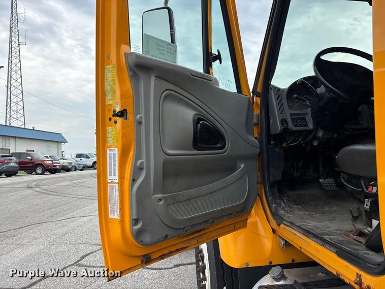 image for item FG0573 2006 International 7400 dump truck
