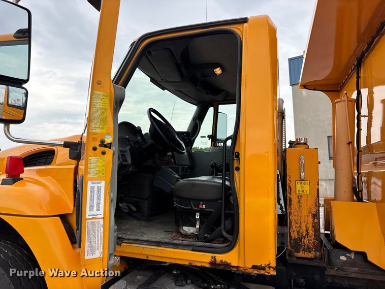 image for item FG0573 2006 International 7400 dump truck