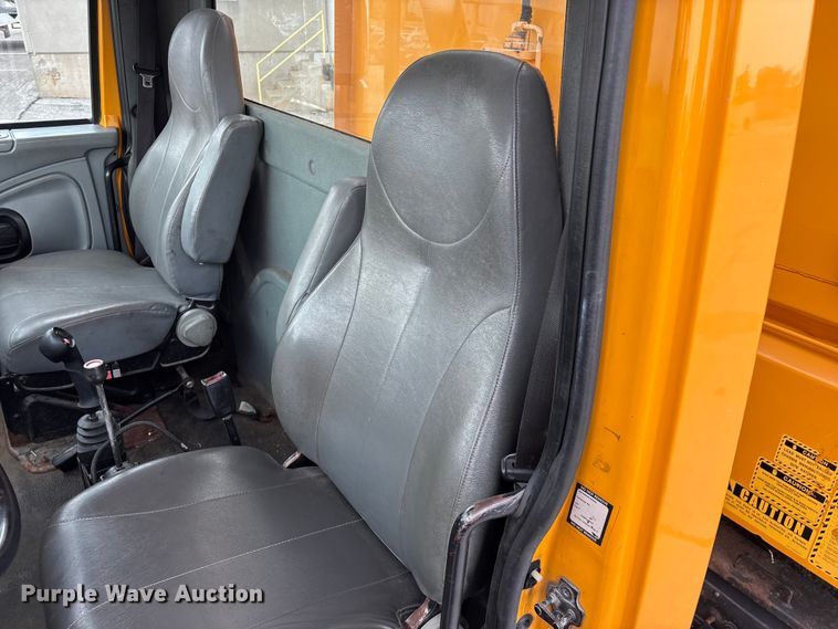 image for item FG0573 2006 International 7400 dump truck