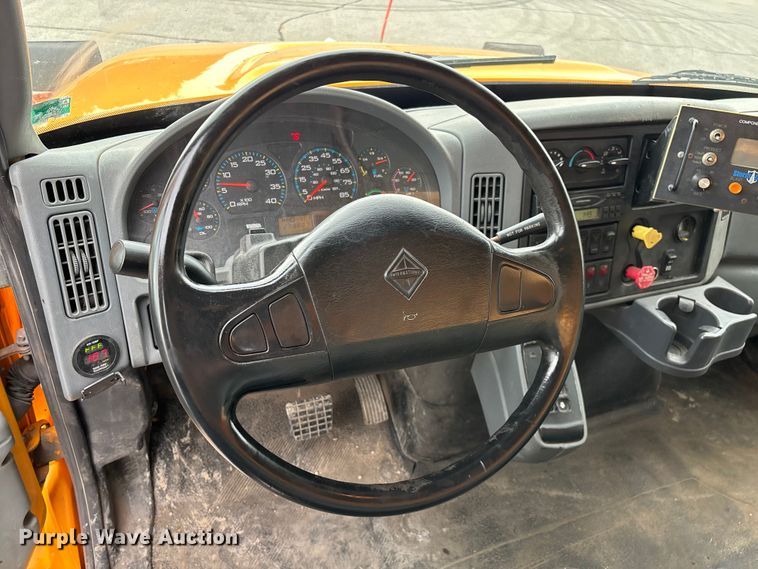 image for item FG0573 2006 International 7400 dump truck