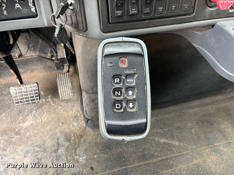 image for item FG0573 2006 International 7400 dump truck