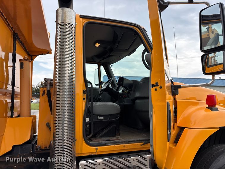 image for item FG0573 2006 International 7400 dump truck