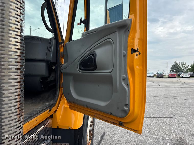 image for item FG0573 2006 International 7400 dump truck