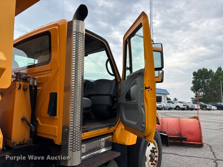 image for item FG0573 2006 International 7400 dump truck