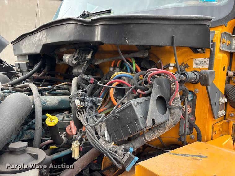 image for item FG0573 2006 International 7400 dump truck