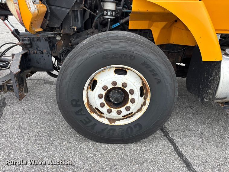 image for item FG0573 2006 International 7400 dump truck